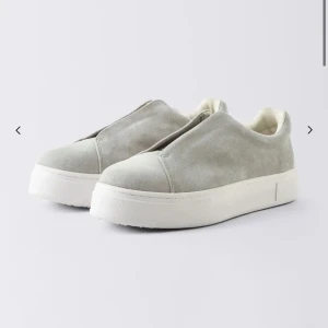 Grå eytys i mocka - Säljer ett par eytys i strl. 39, köpte i höstas men använda fåtal gånger då dem inte passar mig så bra. Nypris: 2000, hör av dig om du är intresserad då priset är diskuterbart, vill gärna bli av med dom💓