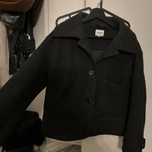 Grå/svart kort kappa  - Kappa ifrån Kappahl, storlek S. Köpt för ca 1000kr, säljer för 500kr + frakt 