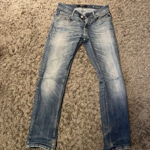 Blå jeans från Replay - Snygga blå jeans från Replay med en klassisk femficksdesign och lätt slitna detaljer. De har en dragkedja och knapp framtill. Perfekta för en avslappnad stil. | Nypris: ca 1800kr 💥| mitt pris: 799kr ✅| snabb frakt & respons 📦🚛💬 | pris ej hugget i sten, hör av dig vid funderingar, saknas en lapp