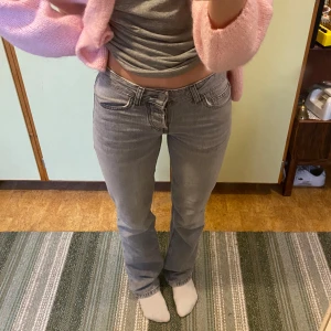 GRÅ LÅGMIDJADE JEANS LAGER 157 - Säljer dessa lågmidjade raka jeans från lager 157 i modellen ”icon”! Storlek XXS, finns lite slitningar längst ner på byxbenen men inget som är uppenbart! Pris går alltid att diskutera ❤️☺️