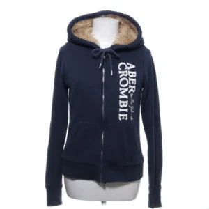 Mörkblå hoodie från Abercrombie - Säljer en mörkblå hoodie från Abercrombie med vit logga på framsidan, bra skick!