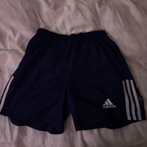 Mörkblå shorts från Adidas - Säljer ett par mörkblå shorts från Adidas. As najs till träning eller bara till ett linne nu i sommar!🌟