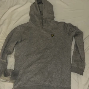 Lyle and scott hoodie - Sitter som en small och är fantastisk 