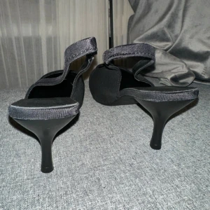 Svarta helt nya stillett klackar - Helt nya klackar i original förpackning  från Nelly i storlek 41, tyvärr var de lite stora för mig. Klackens höjd är 6,8 cm. Normal storlek 