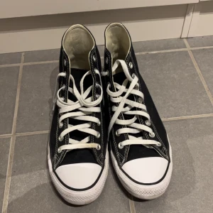 In princip helt nya chuck Taylor high  converse - Köptes i höstas och använt en gång, säljer pga att de inte passar. Kvitto finns   Nypris: 800 kr mitt pris: 450. 