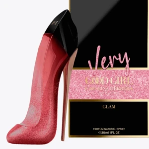 Very Good Girl Glam Eau De Parfum  - En lyxig parfym från Carolina Herrera, använd fåtal gånger som man kan se på bild två. Helt slutsåld, skriv för frågor ❤️