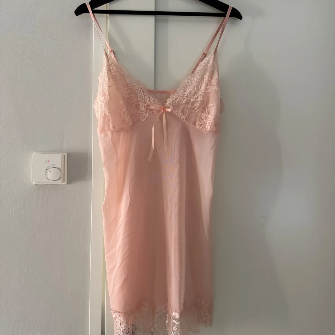 Ljusrosa nattlinne med spetsdetaljer - 1