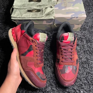 Valentino rockrunner - Säljer nu ett par sjuka snygga valentino rockrunners!❗️Box och dustbags medföljer❗️  Skicket är i överlag fint, bara lite användning. Priset är inte hugget i sten vid snabb affär☺️ Hör gärna av er om ni har fler frågor!