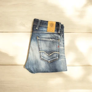 Replay Anbass  - Tjena! Säljer dessa feta jeans från Replay i modellen Anbass🤩De sitter riktigt fint och är storlek W|30 L|34🔥 sitter slim och passar riktigt bra till en stilren outfit🤝Jeansen har även riktigt feta slitningar på fickorna fram och bak👍