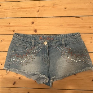 Jeansshorts med broderi och paljetter - Snygga lågmidjade jeansshorts från Miss Sixty med coolt broderi och snygga detaljer💗  Perfekta inför sommaren☀️