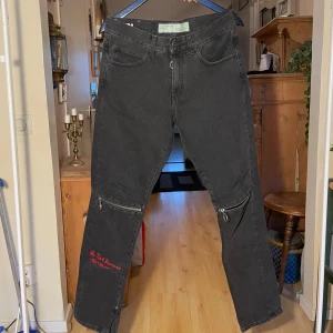 Off white denim mörkgrå - Off white jeans I bra skick. Zippers vid knäna som går att öppna och stänga, även zippers längst ned på byxorna som går att öppna och stänga. Size S Färg mörkgrå