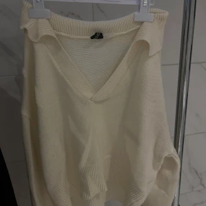 Stickad Tröja - Cremevit stickad tröja med v-ringing från H&M i storlek S. Kortare i längd så blir som en magtröja för mig. Använt några gånger som man kan se på bild. Pris 200! ☺️