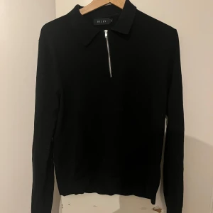 Svart halv-zip från Riley - Svart halv-zip från Riley (Brothers). Storlek M men passar även S. 