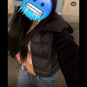 Cropped jacket  - Säljer en snygg cropped jacket från zara Storlek XS Funkar bra som S, skriv gärna vid intresse