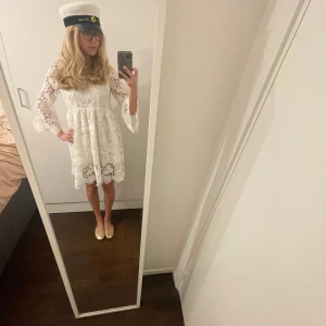 Vit spetsklänning - Superfin studentklänning, aldrig använd endast testad. Skulle säga att klänningen passar alla från S-L då den är lite oversize. Skriv om du vill ha mått/fler bilder🌸☺️