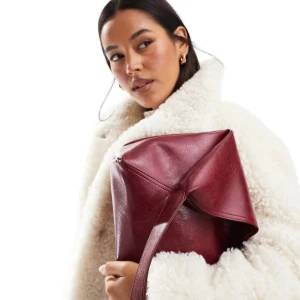 Väska Asos (ny!) - Ny och oanvänd väska från Asos! Köpt i dec. Dock tog jag av prislappen så kunde inte skicka tillbaka. Väskan ser ut som på bilderna. ❣️