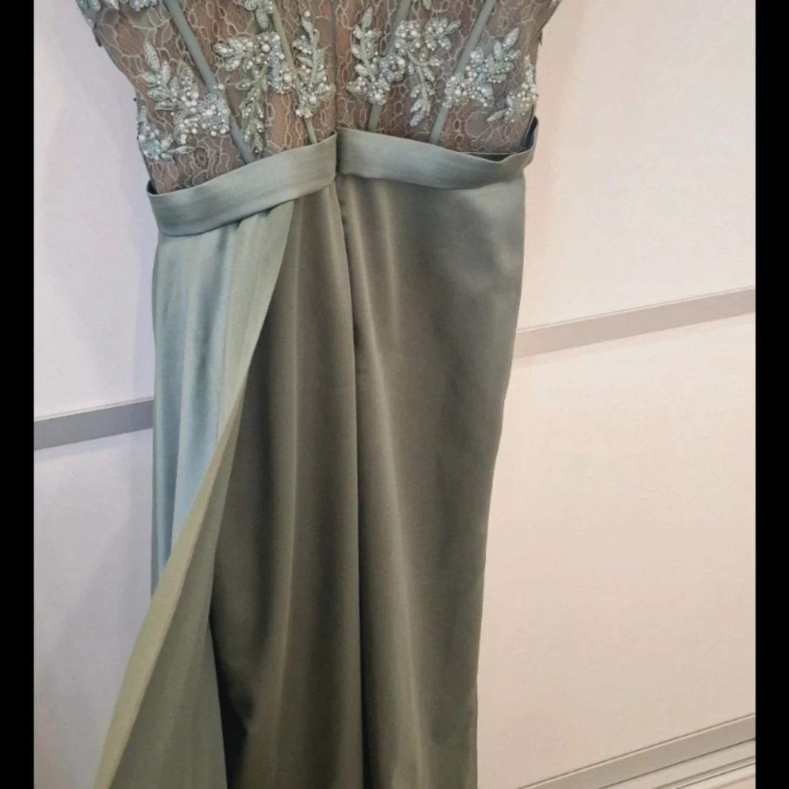 Olivgrön långklänning med spetsdetaljer - 4