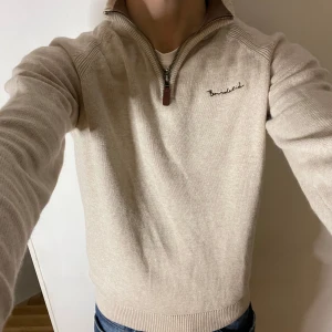 Halv zip från bondelid - Säljer en stilren beige zip tröja från Bondelid med dragkedja vid halsen. Tröjan har långa ärmar och ribbade muddar vid ärmslut och nederkant. Perfekt för en avslappnad look. Den är i storlek M och sitter som en vanlig M. Modellen är 180cm och väger 70 kg. Vid övriga frågor eller funderingar är det bara att höra av sig!🙌