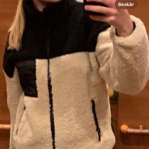  teddyjacka  - Mysig teddyjacka från Gina stl XS! Perfekt både på hösten och våren💕💕