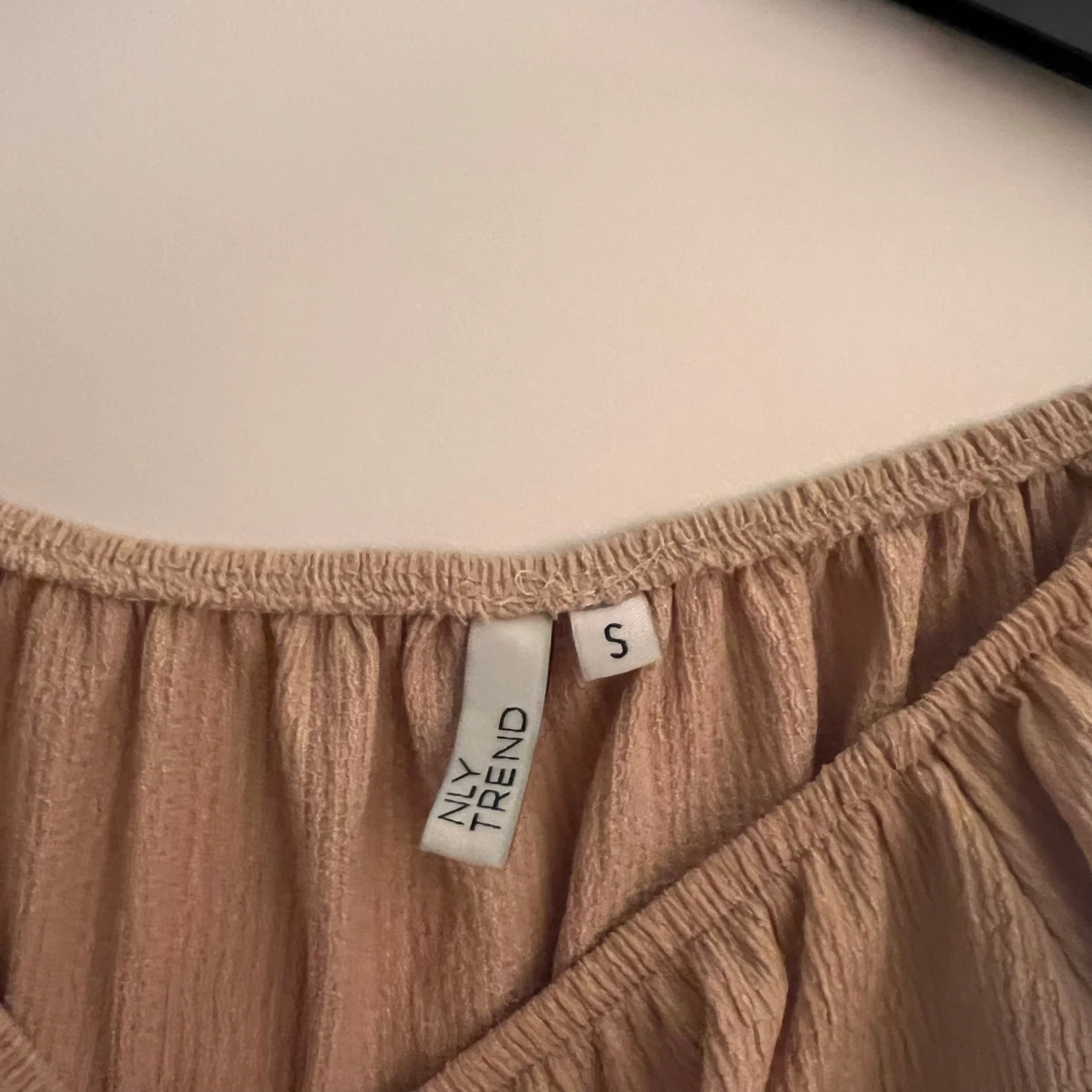 Beige offshoulder topp från NLY Trend - 2