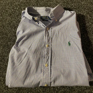 Rutig Ralph Lauren Skjorta - Rutig Ralph Lauren skjorta | Skjortan är i toppskick och har inga tecken på användning! | Nypris: 1500kr | Mitt pris: 199kr! 🤝