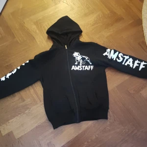  Amstaff zip hoodie - Säljer en svart hoodie från Amstaff pris kan diskuteras säljer för det är inte riktigt min still längre