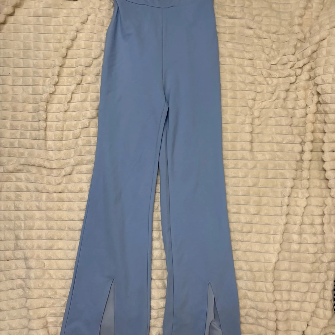 Blå byxdress med slits