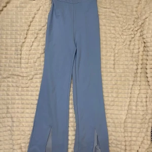 Blå byxdress med slits - Snygga ljusblå byxdress med hög midja och slits vid bensluten. Skriv för fler bilder 