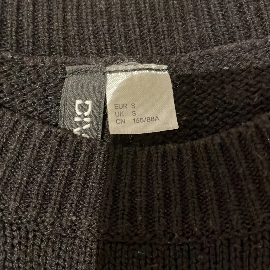 Svart stickad tröja från Divided - 1