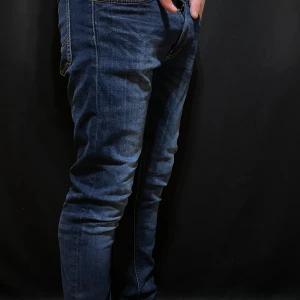 Mörkblåa Lee jeans - Snygga mörkblå lee jeans med en slim passform. De har klassisk femficksdesign och en bekväm midwaist. Perfekta för en stilren look. I modellen Luke