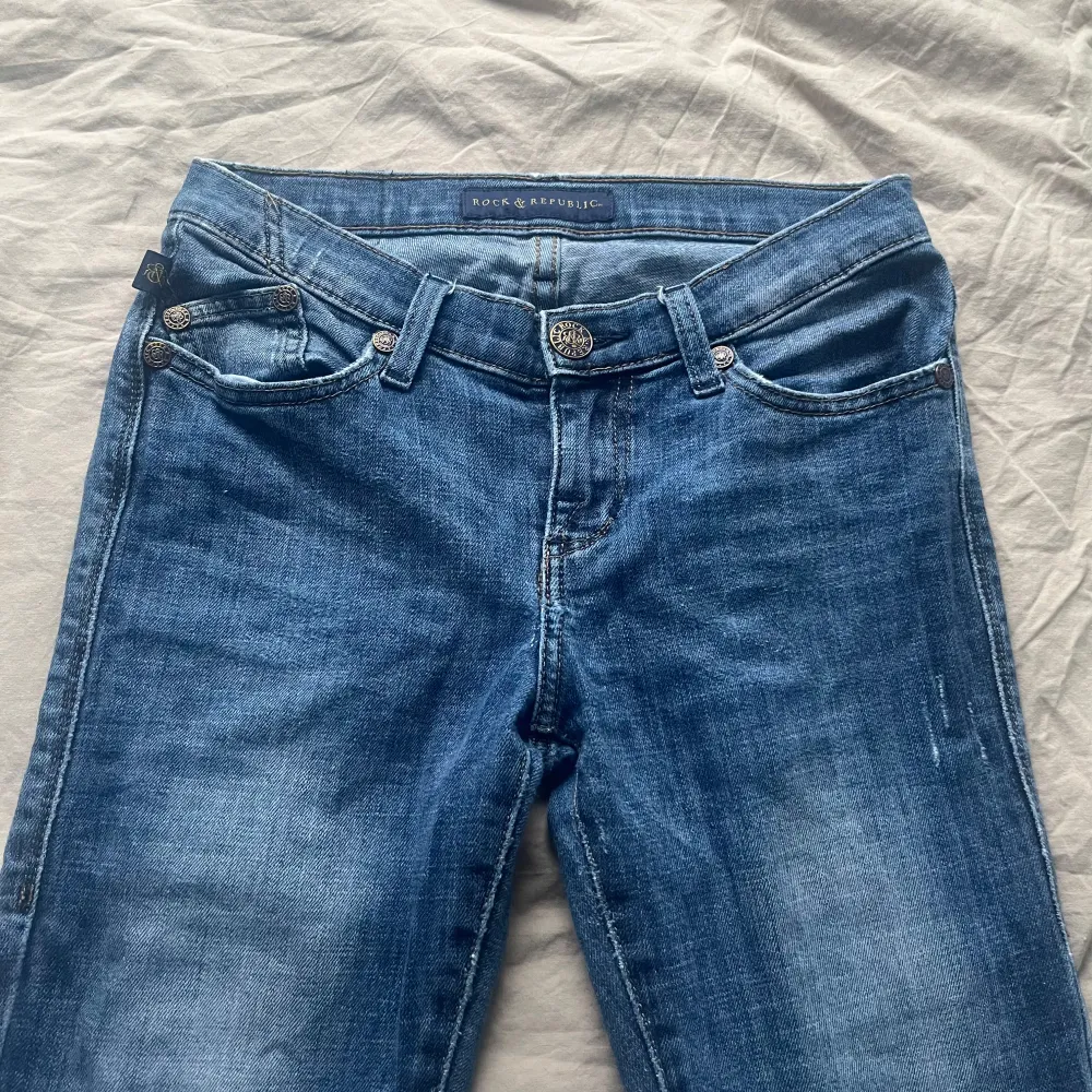 Säljer mina supersnygga jeans från Rock&Republic, då dom är för små🩷 De är low/mid waist, skriv privat om ni vill ha närmare bilder🩷 den lilla revan som syns på sista bilden är en del av designen som fanns där när jag köpte den🩷 pris kan förhandlas vid snabb affär🩷. Farkut & Housut.