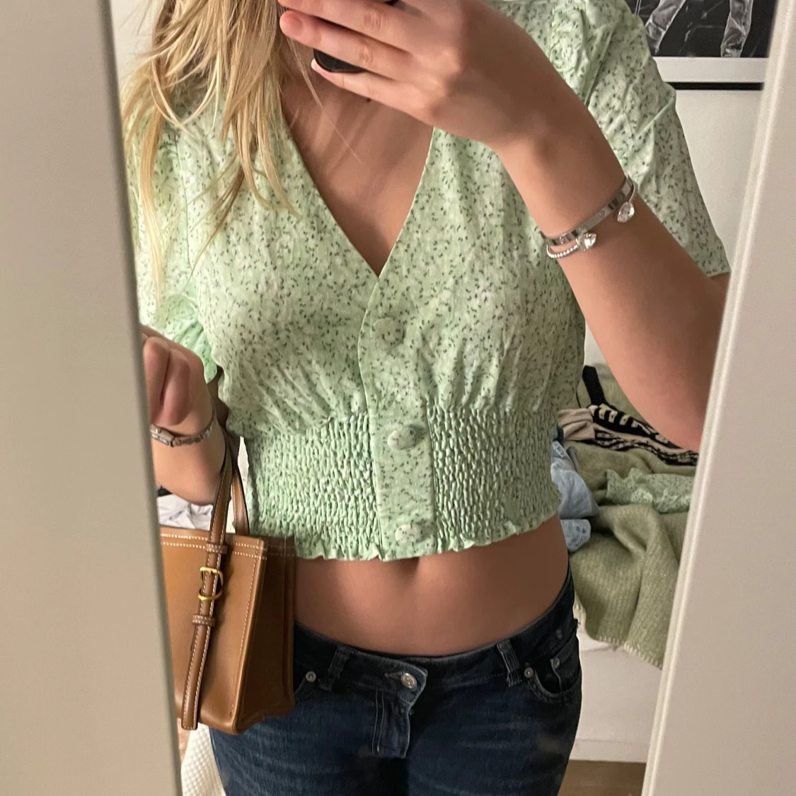 Grön blommig blus från Gina Tricot