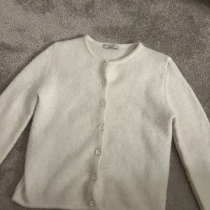 Vit stickad kofta från Gina Tricot - Säljer denna jättefina stickade kofta från Gina Tricot. Storlek xs. Säljer eftersom den inte kommer till användning.