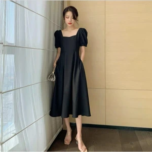 Svart klänning med puffärmar - Elegant svart klänning med puffiga kortärmar och en figurnära passform. Perfekt för en stilren look. Med prislapp! 