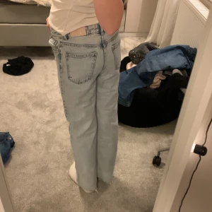 Ljusblå jeans från Lindex - Säljer ett par ljusblå jeans från Lindex i storlek 164. De har en klassisk femficksdesign och är tillverkade i denim. Perfekta för en avslappnad stil.