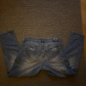 Dondup Jeans - Dondup jeans w 32 skulle jag säga det står 36 men dem sitter som 32 eftersom det är dondup. Längd 32. Sitter slim till regular beroende på hur man är bygd.