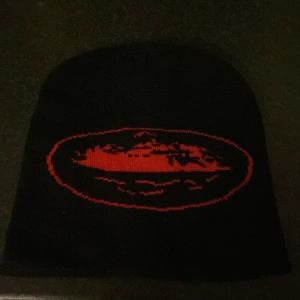 Corteiz mössa - Snygg svart Corteiz mössa med en röd broderad logotyp. Bra skick knappast använd, hör av er vid frågor