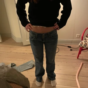 lågmidjade levis jeans💓 - Super fina lågmidjade, bootcut levis jeans. De är i bra skick men tyvärr är gylfen sönder, men det är super lätt att fixa💓🥰 De passar mig som har 34-36, och är 166🥰💓