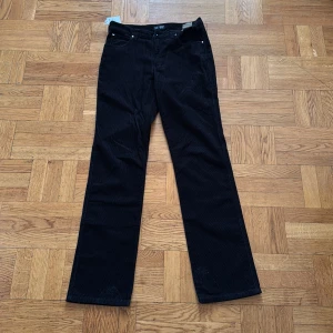 Svarta manchesterbyxor från Armani Jeans - Snygga svarta manchesterbyxor från Armani Jeans med klassisk femficksdesign. Byxorna har en rak passform och är tillverkade i mjukt manchestertyg. Perfekta för en stilren look.