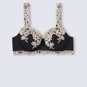 Svart bh med spetsdetaljer - Svart bh med vita spetsdetaljer från Intimissimi. Säljer pga fel storlek, superfin!💕modell: Balconettebehå Sofia Pretty Flowers