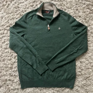 Morris half-zip - Snygg halfzip i 100% merinoull från Morris. Storlek L men krympt så skulle säga S. Skriv gärna vid eventuella frågor 