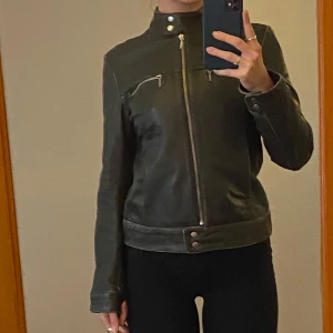 Mörkgrön vintage skinnjacka  - Såå fin vintage skinnjacka från hennes! Skriv för frågor! 💞
