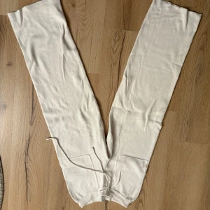 Stickade byxor - Liten fläck på knät