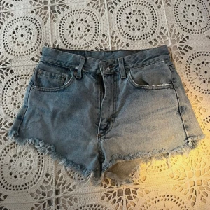 Blå jeansshorts från okänt märke - Snygga blå jeansshorts från okänt märke. Använda fåtal gånger. Passar från xs- M beroende på hur man vill att dem ska sitta:)