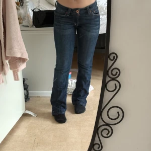 Lowrise bootcut jeans - Vintage jeans från Lucky brand köpta i USA. Fint skick! Amerikansk storlek 2 (26w).   Midjemått: 36cm tvärs över Innerbenslängd: 73cm