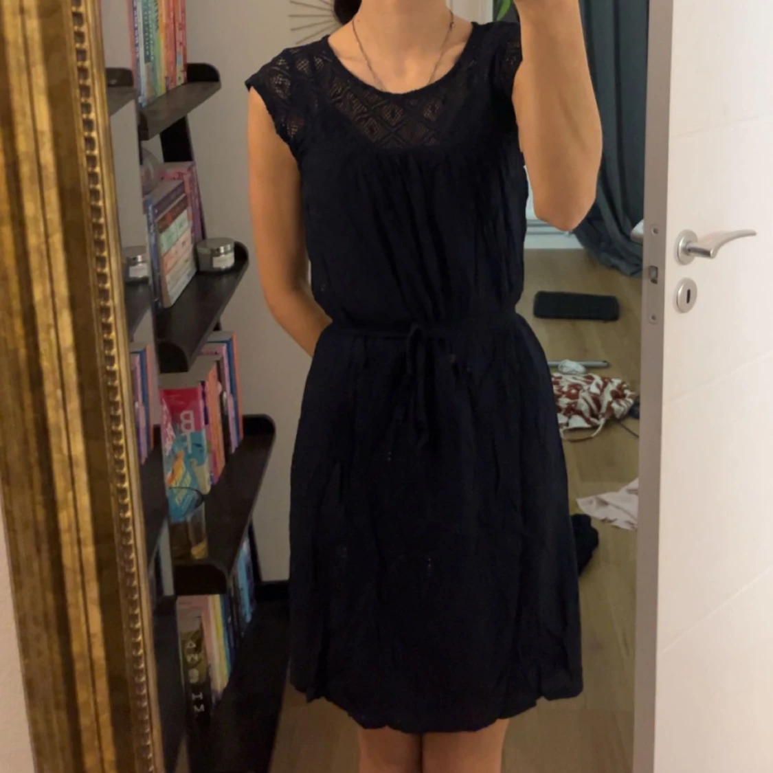 Mörkblå klänning med spetsdetaljer - 2