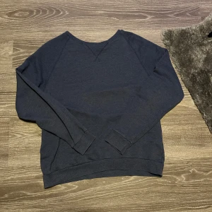 Mörkblå tröja från Livergy - Säljer en mörkblå tröja från Livergy i storlek M. Tröjan har en enkel design med långa ärmar och rund hals. Perfekt för en avslappnad stil.