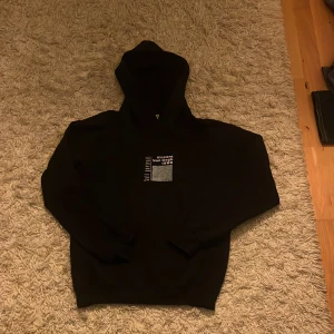 Svart hoodie med Van Gogh-tryck - Säljer en svart hoodie med ett coolt Van Gogh-tryck på ryggen. Tröjan har en stor huva och långa ärmar, perfekt för kyliga dagar. Framsidan har en liten textdetalj som ger en extra touch. En riktig snygg o unik hoodie att äga! Säljs pga att den är för liten.  Pris är ej hugget i sten skicka bud!👍