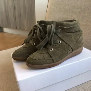 Olivgröna sneakers från Isabel Marant - Snygga olivgröna sneakers från Isabel Marant i modellen Bobby💚 För er som inte vet har skorna har en diskret kilklack så man blir typ 7 cm längre🥰 Hör av dig vid frågor💕