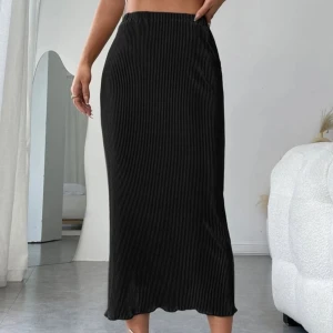 Svart lång kjol  - Svart lång kjol i ribbat tyg. Storlek S